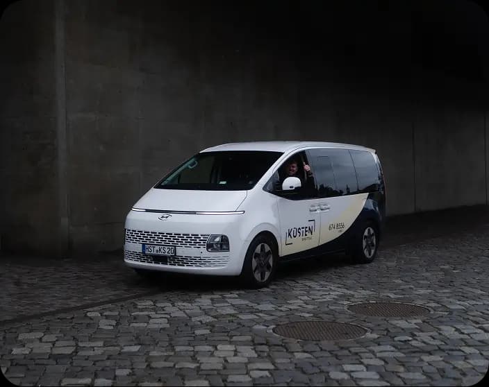 Küstenshuttle Fahren: Losfahren – der Preis steht.